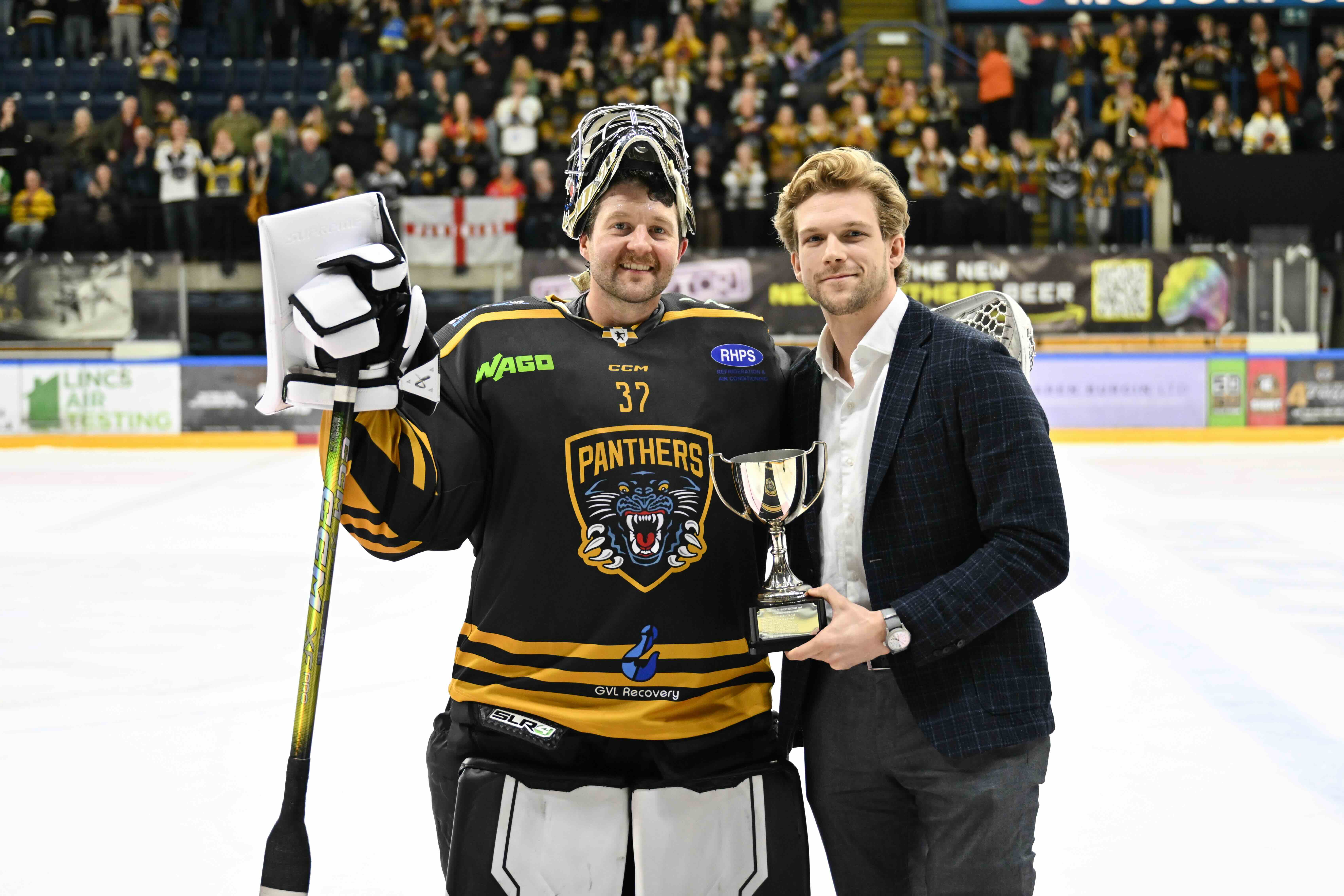 CARR WINS 2025-26 FANS' PLAYER OF THE YEAR Top Image