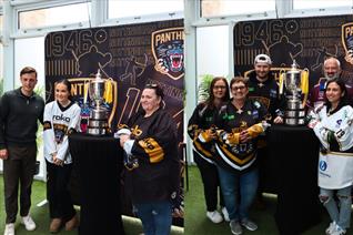 OVER 750 TURN OUT FOR PLAYOFF TROPHY PHOTO EVENT