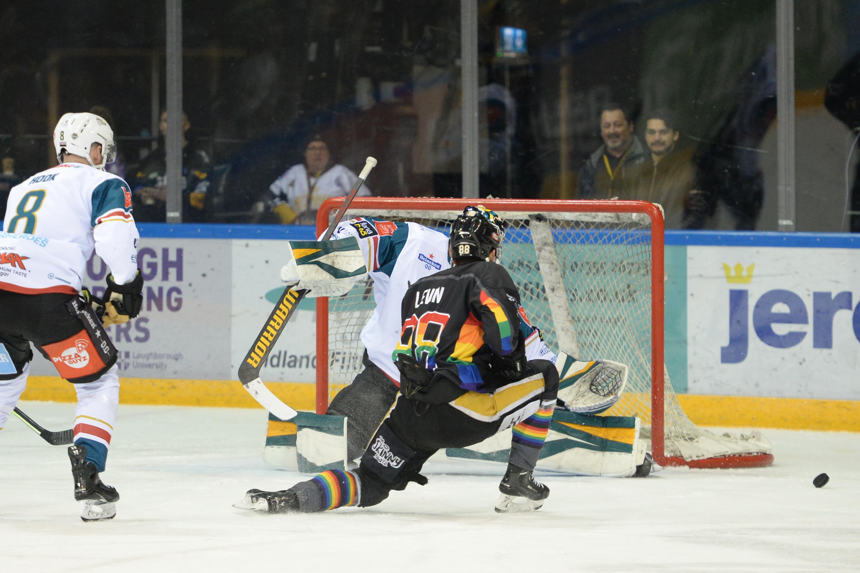 PANTHERS GEAR-UP FOR GIANTS TOMORROW Top Image